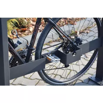 Stojak-rowerowy-U17-ze-stacją-ładowania-rowerów